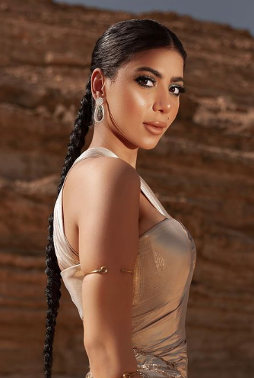 كارولين عزمي جذابة وناعمة بزي الفرعوني