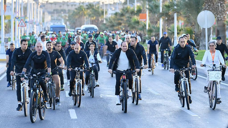 السيسي يجري جولة تفقدية فجر اليوم بالدراجة في مدينة شرم الشيخ.. صور
