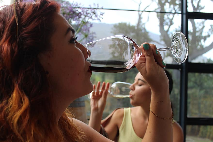 خبراء تغذية يحذرون النساء من تناول هذا المشروب