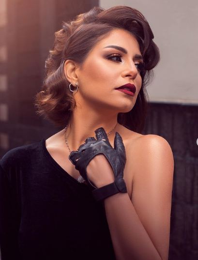 منة فضالي  باطلالة كلاسيكية