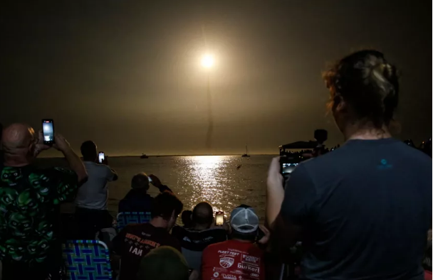 إطلاق صاروخ ناسا للقمر