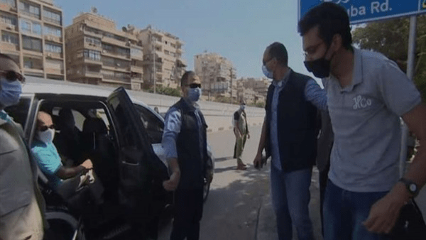 الرئيس السيسي يتوقف للاطمئنان على أحد المواطنين
